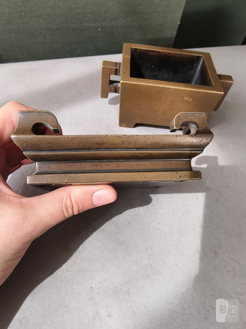 A rectangular twin-handled bronze censer with fitted bronze stand - 图6